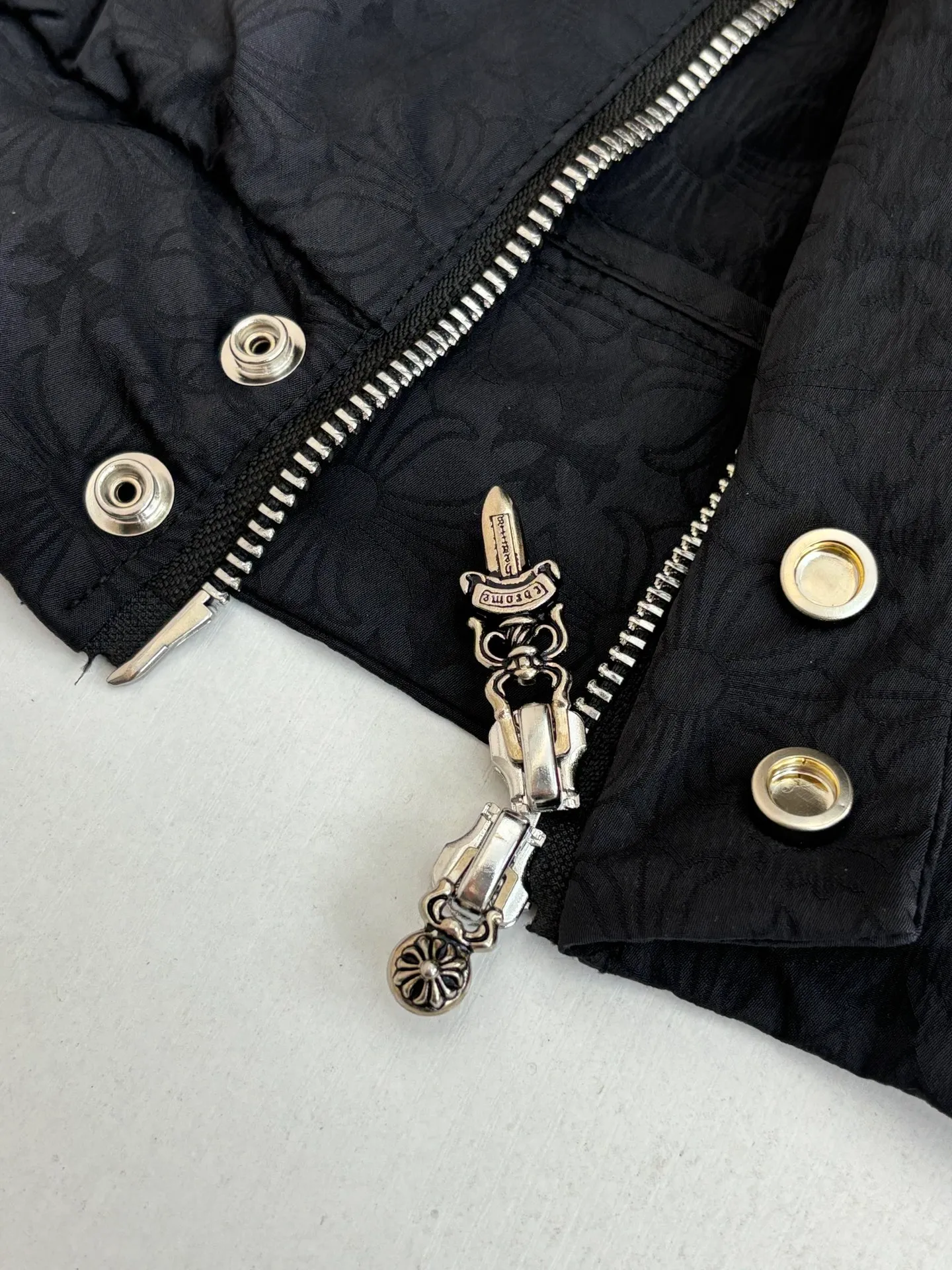 P650 Chrome Hearts*/Chrome Hearts 25Fw new all-over printed dark pattern zipper jacket Customized phantom floral silk woven fabric with excellent texture, comfortable and close to the skin, with obsidian black as the main tone, like star trails under the night, encountering the CH pattern covering the body, derived from the brand's profound cultural heritage, quietly emerging in a looming manner, dark pattern aesthetics, rebellious compatibility, low-key edge, full of recognition Interpretation of unparalleled fashion style, casual sophistication, making every touch a ceremonial experience. Process 1: Fabric jacquard technology. By weaving the full CH dark jacquard texture technology on the surface of the fabric, controlling the interweaving of warp and weft lines, precisely controlling the interweaving density and tension of the yarn to make it more three-dimensional. Process 2: Using glue printing. The printing has been modified three times with the film screen. Use glue liquid paint to print the pattern on the fabric. Bake the fabric to fix the printing pattern. Technique 3: Infrared positioning cutting machine. The precise positioning of materials is achieved through infrared emitters and infrared receivers. The accuracy can reach the micron level, thereby meeting the effect of high-precision cutting of alignment and striping. Process 4: The fabrics are washed and have a better hand feel and texture. They are not easy to deform, not easy to shrink, not easy to fade, and maintain long-term beauty. Size: S/M/L/XL